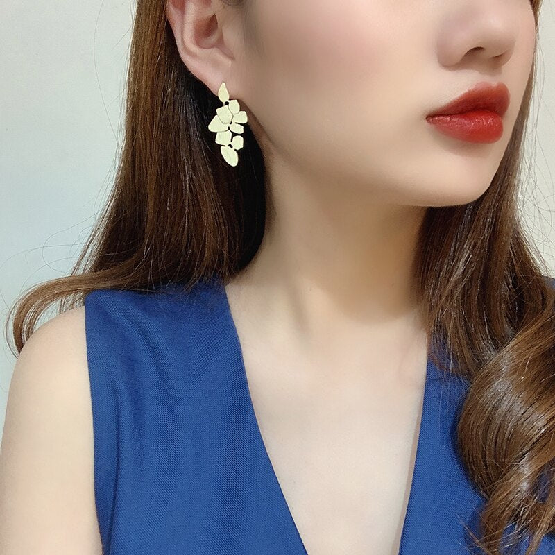 Elegant Timeless Leaf Retro Earrings - Image 1