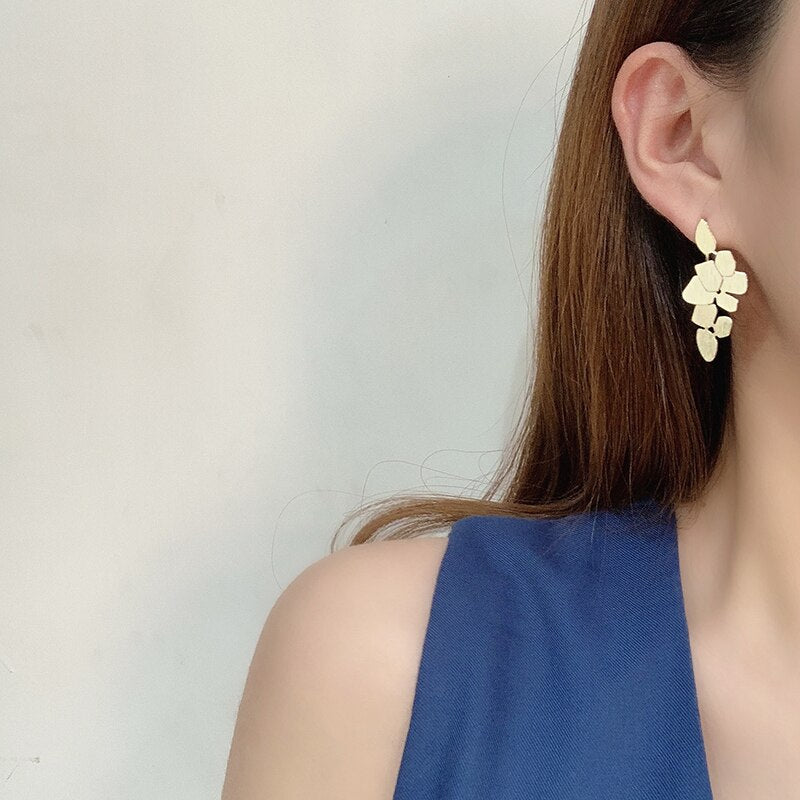 Elegant Timeless Leaf Retro Earrings - Image 3