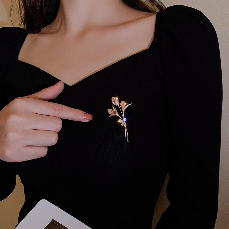 Elegant Rhinestone Flower Brooches - Image 4