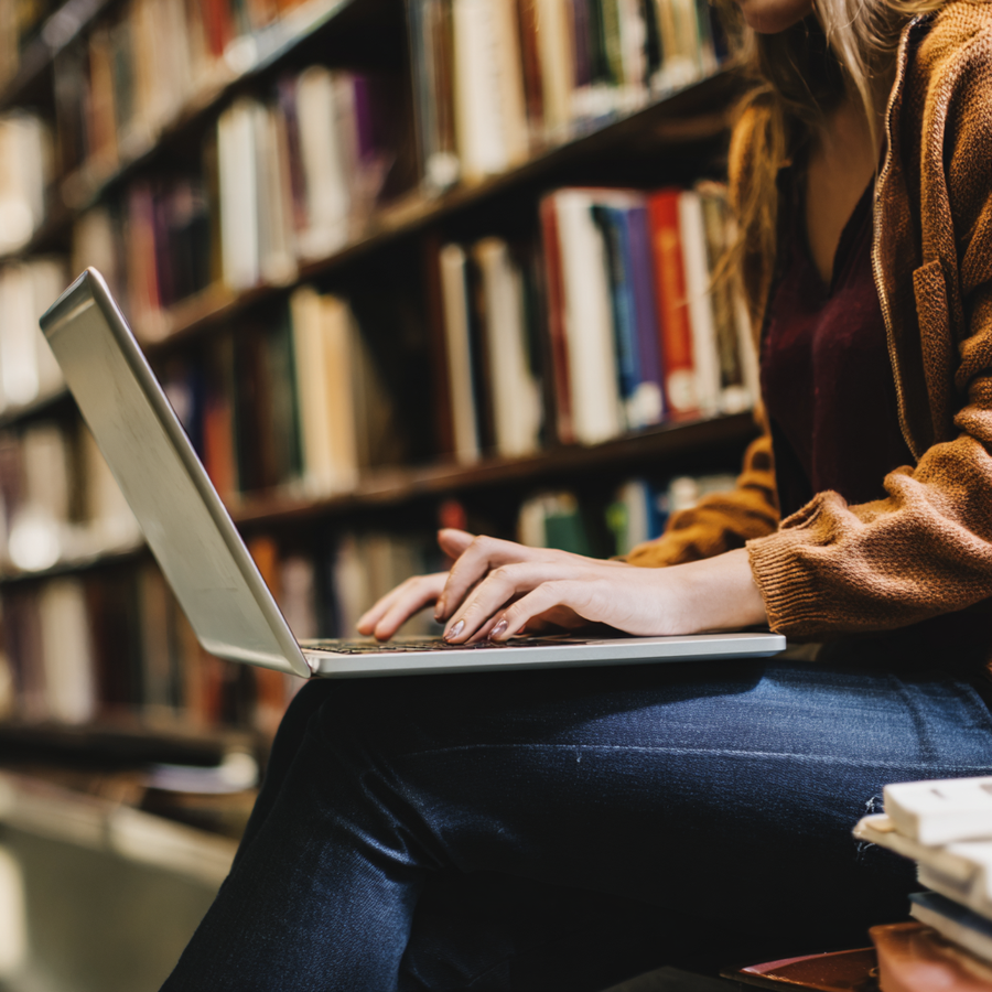 How Online Libraries Help Readers Track Literary Trends