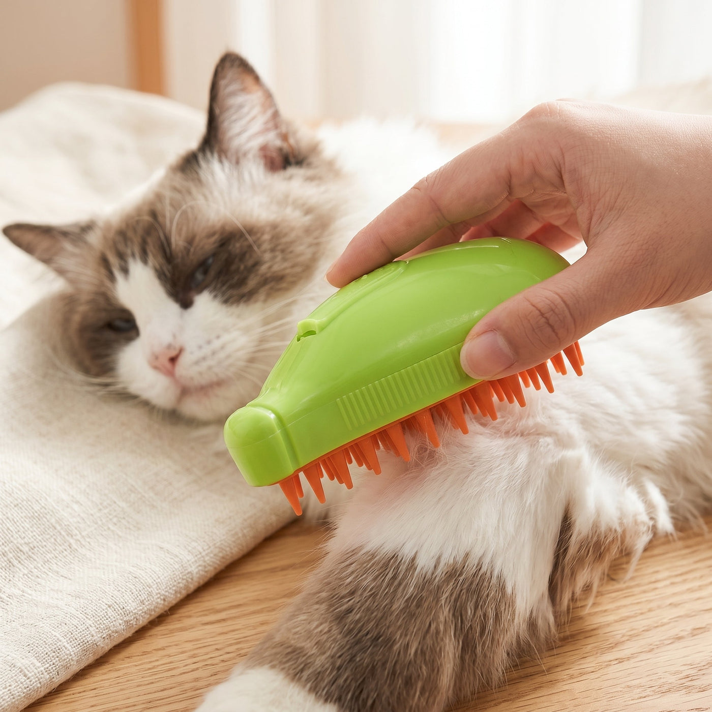 Refreshing Mist Pet Grooming Comb - Image 1