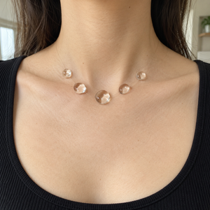Halsband med hängsmycke som smältande is
