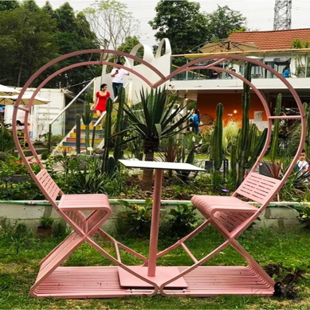 Nature Nest Outdoor Heart-Shaped Swing Bench