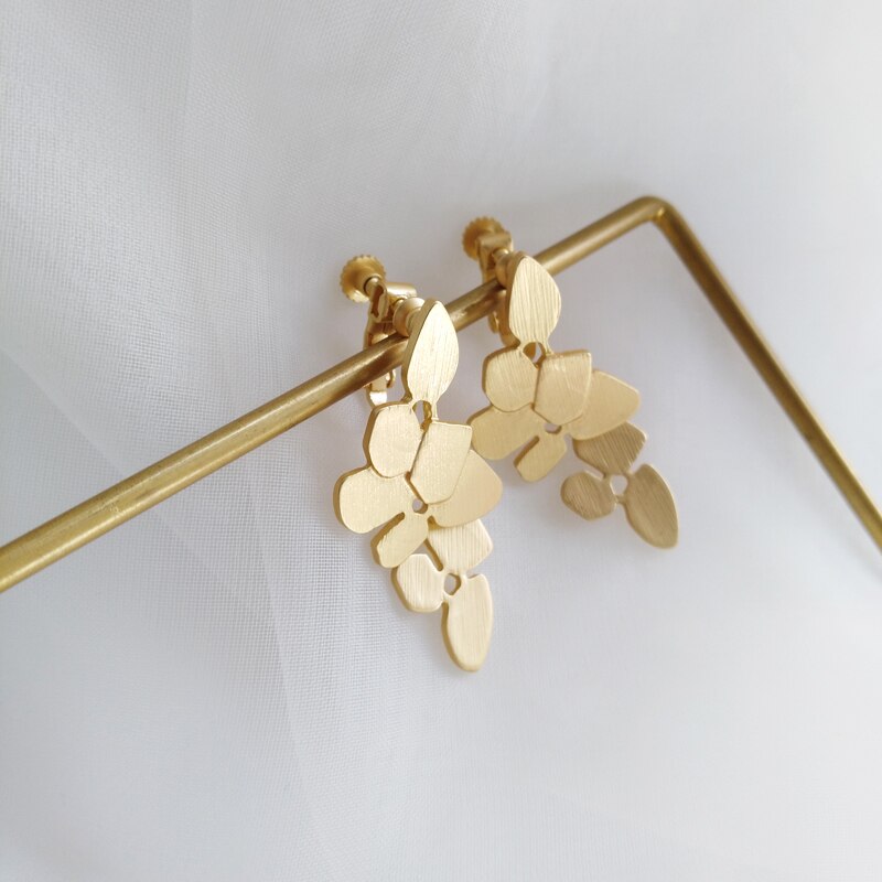Elegant Timeless Leaf Retro Earrings - Image 0