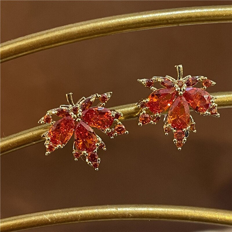 Maple Leaf Charm Elegant Necklace - Image 5