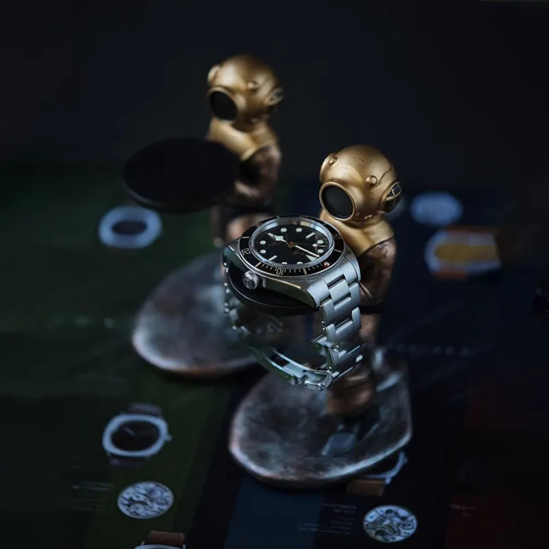Deep Diver Elegant Watch Display Stand - Image 0
