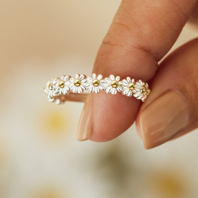 Unique Daisy Flower Ring - Image 0